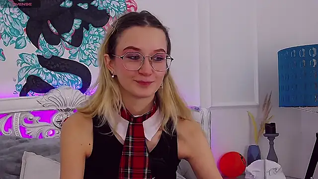 Snapshot of MaeLili chatting on November 4, 2025, 4:11 am MaeLili online show from November 4, 2025, 4:11 am