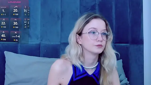 Snapshot of MaeLili chatting on December 3, 2025, 4:09 am MaeLili online show from December 3, 2025, 4:09 am