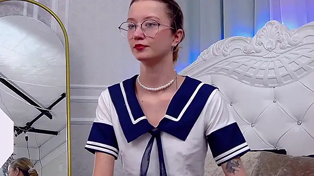 Snapshot of MaeLili chatting on December 14, 2025, 12:32 pm MaeLili online show from December 14, 2025, 12:32 pm