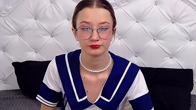 Snapshot of MaeLili chatting on December 15, 2025, 12:48 am MaeLili online show from December 15, 2025, 12:48 am