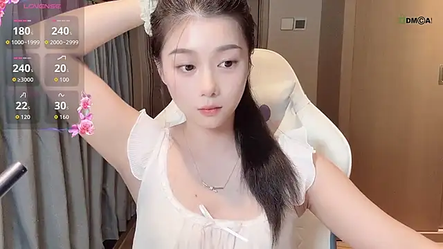 Snapshot of Makinghappymyself_ chatting on November 17, 2025, 12:33 pm Makinghappymyself online show from November 17, 2025, 12:33 pm