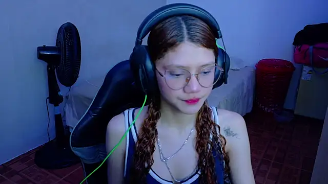 Snapshot of Birdie_0 chatting on September 20, 2025, 3:18 am Birdie 0 online show from September 20, 2025, 3:18 am