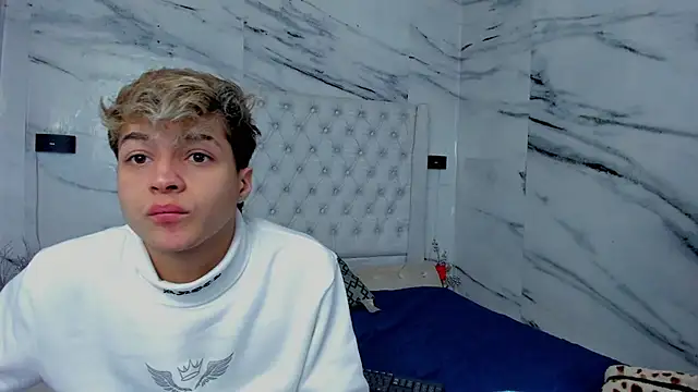 Snapshot of Ari_and_Storm chatting on September 16, 2025, 1:23 pm Ari and Storm online show from September 16, 2025, 1:23 pm