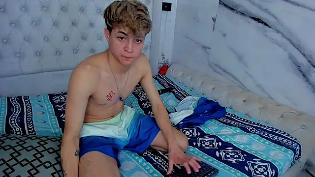 Snapshot of Ari_and_Storm chatting on September 19, 2025, 1:40 am Ari and Storm online show from September 19, 2025, 1:40 am