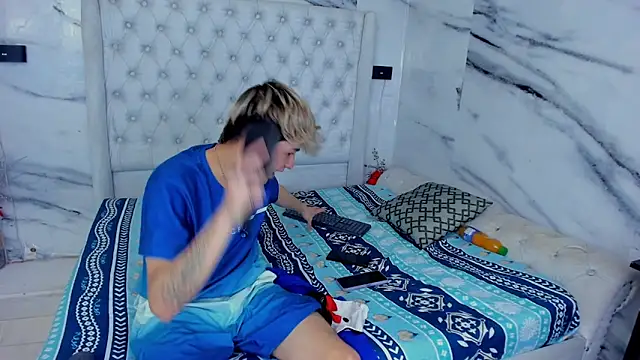 Snapshot of Ari_and_Storm chatting on September 19, 2025, 3:02 pm Ari and Storm online show from September 19, 2025, 3:02 pm