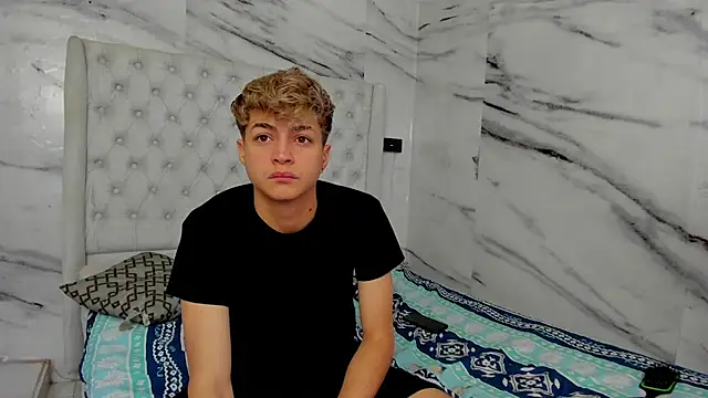 Snapshot of Ari_and_Storm chatting on October 12, 2025, 12:04 pm Ari and Storm online show from October 12, 2025, 12:04 pm