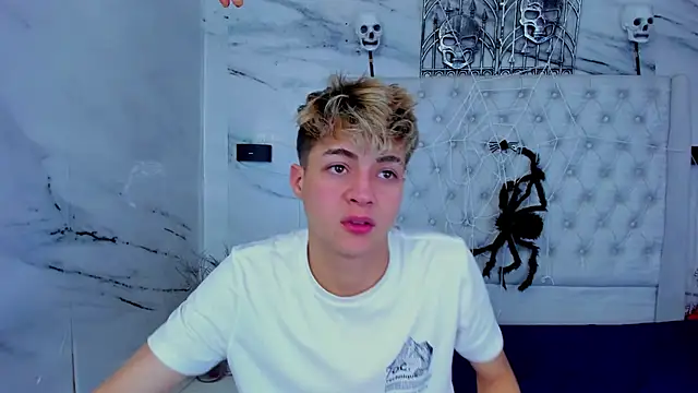 Snapshot of Ari_and_Storm chatting on November 1, 2025, 6:21 pm Ari and Storm online show from November 1, 2025, 6:21 pm