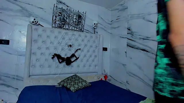 Snapshot of Ari_and_Storm chatting on November 7, 2025, 6:52 pm Ari and Storm online show from November 7, 2025, 6:52 pm