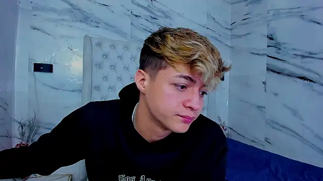 Snapshot of Ari_and_Storm chatting on November 11, 2025, 1:11 pm Ari and Storm online show from November 11, 2025, 1:11 pm