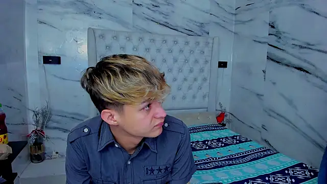 Snapshot of Ari_and_Storm chatting on November 12, 2025, 1:11 pm Ari and Storm online show from November 12, 2025, 1:11 pm