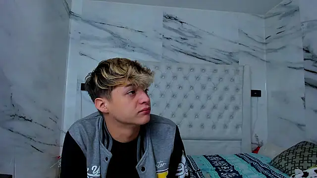 Snapshot of Ari_and_Storm chatting on November 16, 2025, 1:28 pm Ari and Storm online show from November 16, 2025, 1:28 pm