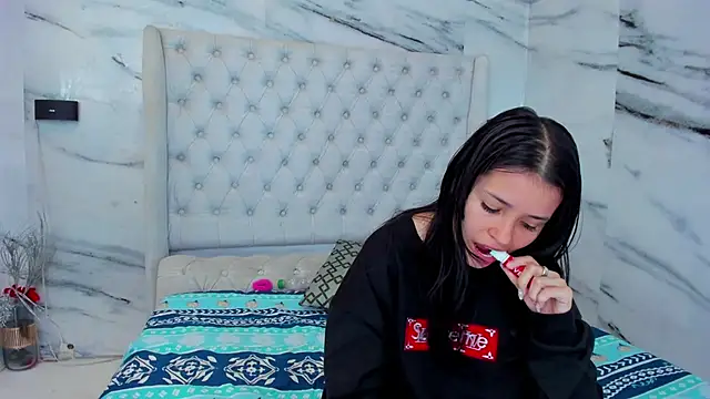 Snapshot of Ari_and_Storm chatting on November 19, 2025, 2:28 pm Ari and Storm online show from November 19, 2025, 2:28 pm