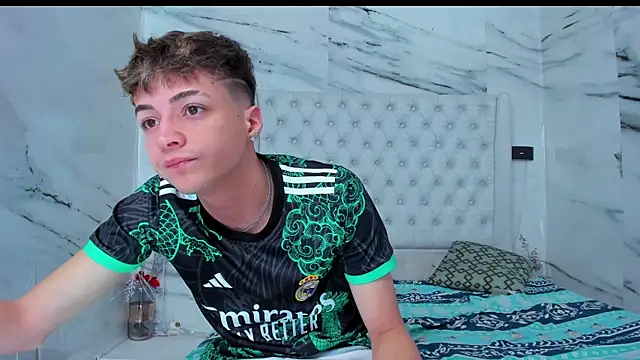 Snapshot of Ari_and_Storm chatting on November 22, 2025, 1:10 pm Ari and Storm online show from November 22, 2025, 1:10 pm