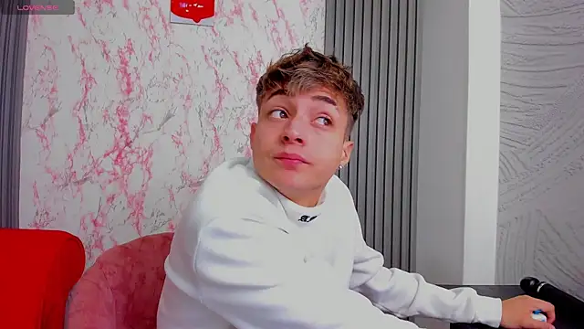 Snapshot of Ari_and_Storm chatting on November 26, 2025, 1:45 pm Ari and Storm online show from November 26, 2025, 1:45 pm