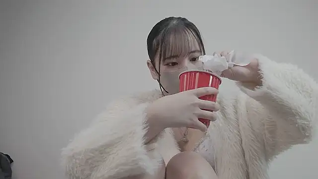 Snapshot of CocoaMilk18 chatting on December 4, 2025, 12:47 pm CocoaMilk18 online show from December 4, 2025, 12:47 pm