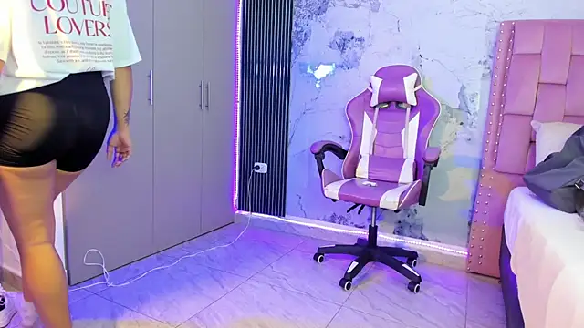 Snapshot of Laly_Cherry_ chatting on October 5, 2025, 12:25 pm Laly Cherry online show from October 5, 2025, 12:25 pm