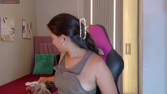 Snapshot of Laly_Cherry_ chatting on November 5, 2025, 12:49 pm Laly Cherry online show from November 5, 2025, 12:49 pm