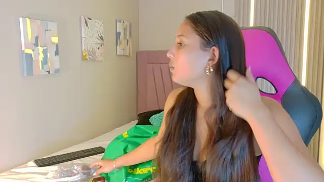 Snapshot of Laly_Cherry_ chatting on November 18, 2025, 12:20 pm Laly Cherry online show from November 18, 2025, 12:20 pm