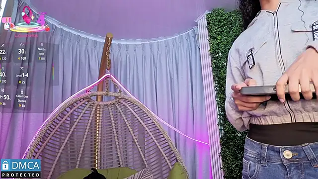 Kiara Zahiri   online show from October 9, 2025, 11:19 am