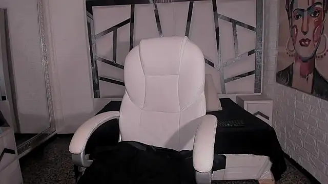 Snapshot of Alisha_Evans_Rs chatting on October 12, 2025, 3:27 am Alisha Evans Rs online show from October 12, 2025, 3:27 am