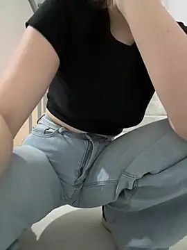 Cumonmme online show from November 3, 2025, 8:21 pm