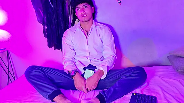 Snapshot of Laura_and_Kevin chatting on October 31, 2025, 1:23 pm Laura and Kevin online show from October 31, 2025, 1:23 pm