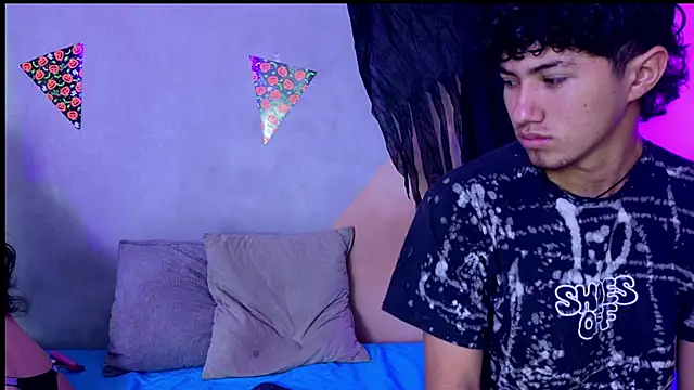 Snapshot of Laura_and_Kevin chatting on November 4, 2025, 1:21 pm Laura and Kevin online show from November 4, 2025, 1:21 pm