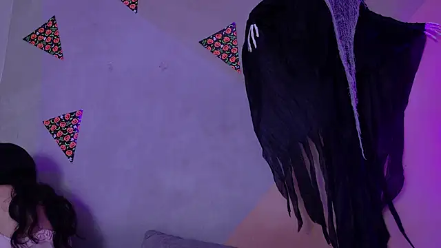 Snapshot of Laura_and_Kevin chatting on November 7, 2025, 1:33 pm Laura and Kevin online show from November 7, 2025, 1:33 pm