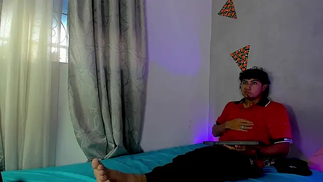 Snapshot of Laura_and_Kevin chatting on November 22, 2025, 1:43 pm Laura and Kevin online show from November 22, 2025, 1:43 pm