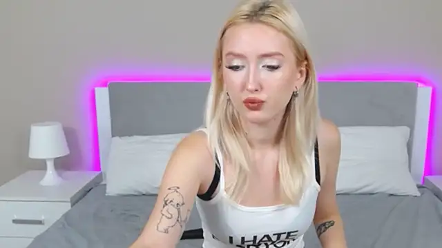 Snapshot of MarianeSun chatting on September 11, 2025, 4:12 am MarianeSun online show from September 11, 2025, 4:12 am