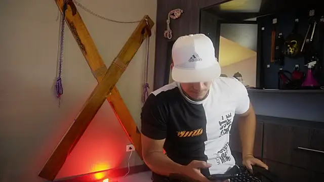 Snapshot of massimo_vidal_ chatting on September 15, 2025, 2:50 pm massimo vidal  online show from September 15, 2025, 2:50 pm
