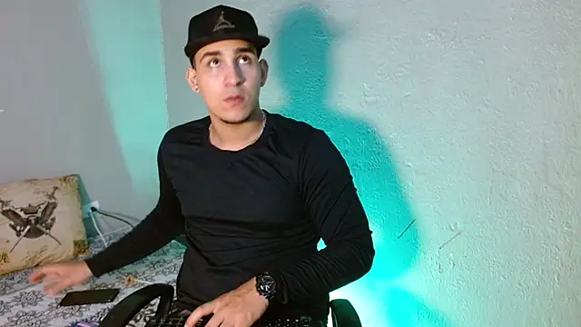 massimo vidal  online show from November 11, 2025, 4:01 am