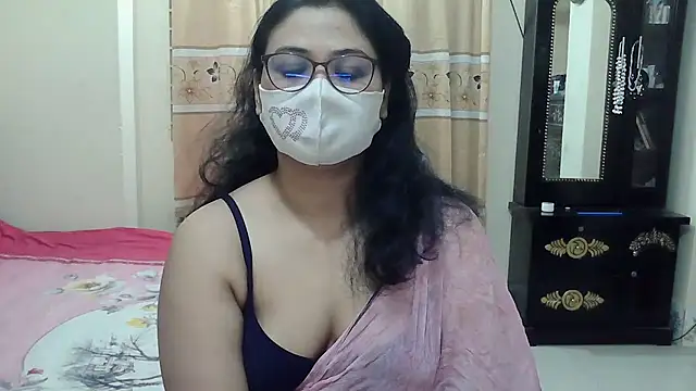 Snapshot of Elena_cruz5 chatting on November 18, 2025, 12:05 am Elena cruz5 online show from November 18, 2025, 12:05 am