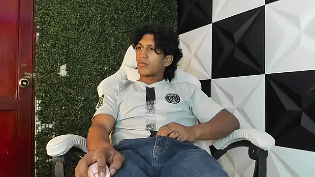 bull cam online show from November 5, 2025, 7:14 pm