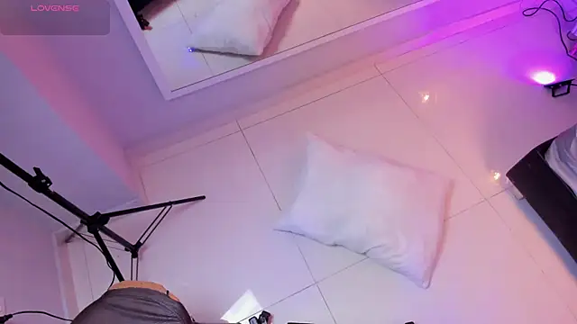 Mia Valentine  online show from November 10, 2025, 9:03 pm