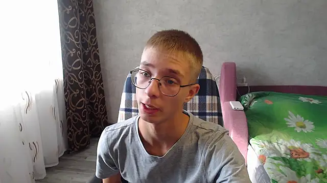 Snapshot of glasses_cat chatting on September 15, 2025, 7:30 am glasses cat online show from September 15, 2025, 7:30 am