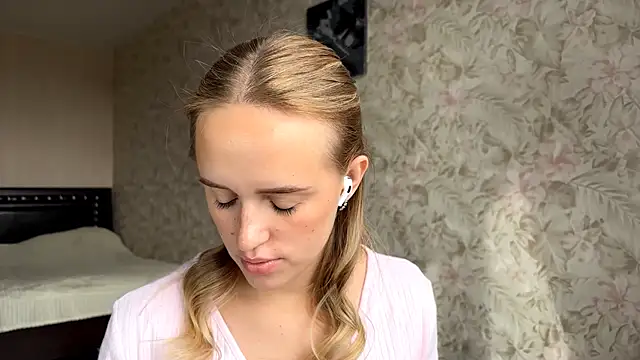 Snapshot of ElisabetLorney chatting on September 17, 2025, 8:38 am ElisabetLorney online show from September 17, 2025, 8:38 am