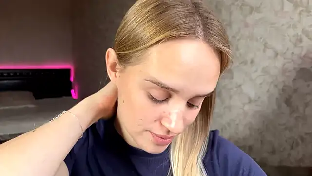 Snapshot of ElisabetLorney chatting on October 21, 2025, 7:53 am ElisabetLorney online show from October 21, 2025, 7:53 am