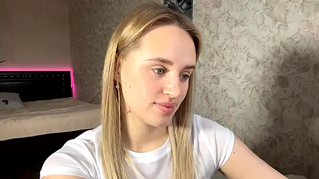 Snapshot of ElisabetLorney chatting on November 25, 2025, 8:03 am ElisabetLorney online show from November 25, 2025, 8:03 am