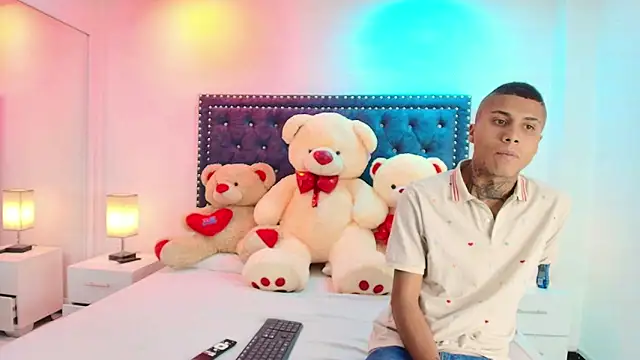 Snapshot of Damian_and_roxanne chatting on October 8, 2025, 12:36 pm Damian and roxanne online show from October 8, 2025, 12:36 pm