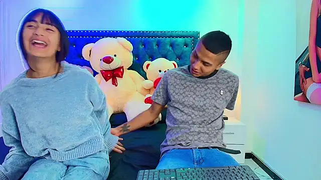 Snapshot of Damian_and_roxanne chatting on October 15, 2025, 12:38 pm Damian and roxanne online show from October 15, 2025, 12:38 pm