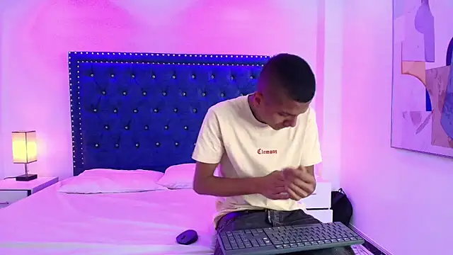 Snapshot of Damian_and_roxanne chatting on December 3, 2025, 12:36 pm Damian and roxanne online show from December 3, 2025, 12:36 pm