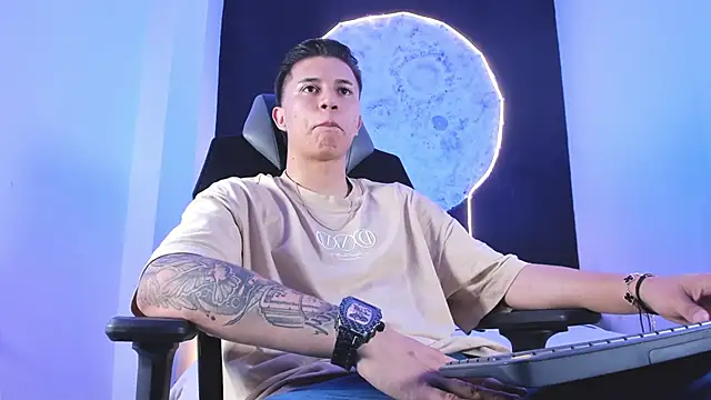 liaamsmiith  online show from November 11, 2025, 12:27 pm