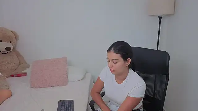 Snapshot of valerihouse chatting on October 17, 2025, 12:58 am valerihouse online show from October 17, 2025, 12:58 am