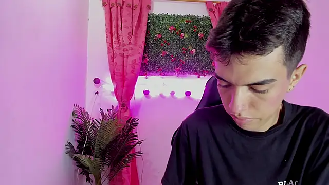 Snapshot of dylan_202520_ chatting on September 10, 2025, 11:32 am dylan 202520 online show from September 10, 2025, 11:32 am