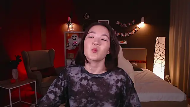 Snapshot of Halle_Berrry chatting on October 23, 2025, 2:05 pm Halle Berrry online show from October 23, 2025, 2:05 pm