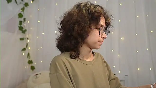 MimiLicks online show from September 19, 2025, 9:00 am