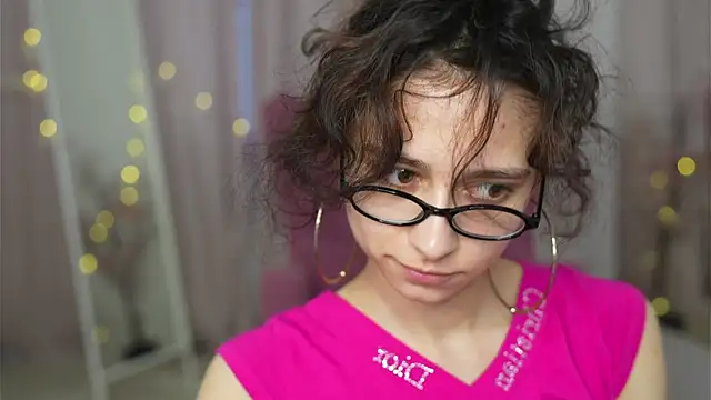 MimiLicks online show from November 18, 2025, 9:25 am