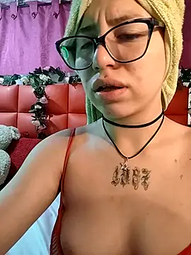 Snapshot of Kitty_Melodi chatting on October 19, 2025, 9:10 am Kitty Melodi online show from October 19, 2025, 9:10 am