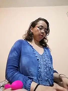 BarbaraLeython1 online show from November 18, 2025, 10:14 pm